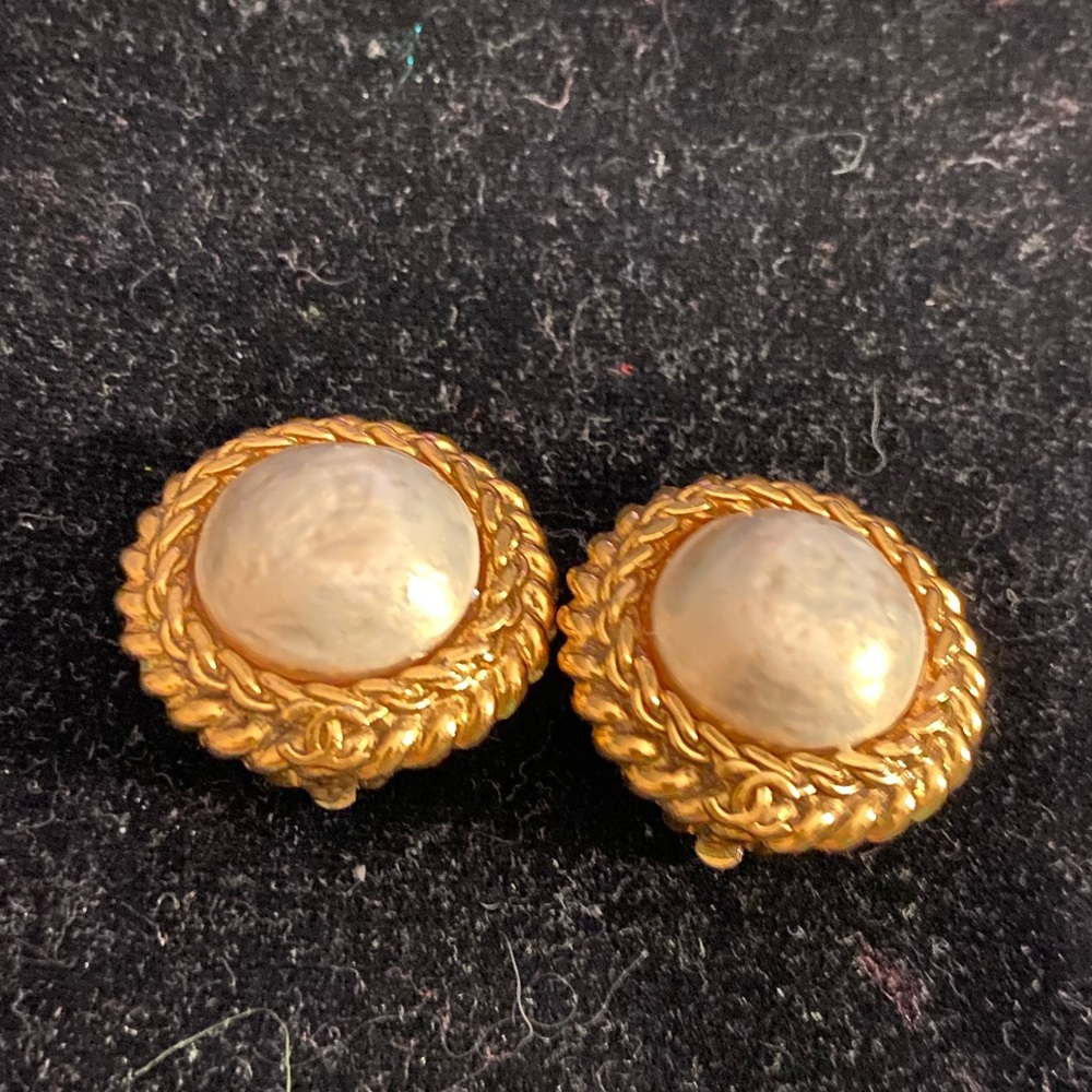 💕CHANEL Vintage Glass Pearl Clip-on Earrings💕